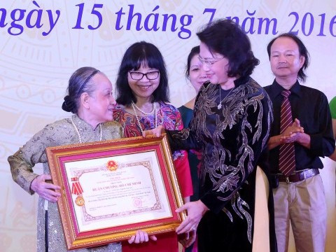 gia dinh nhac si van cao hien tang quan toi chi la hat