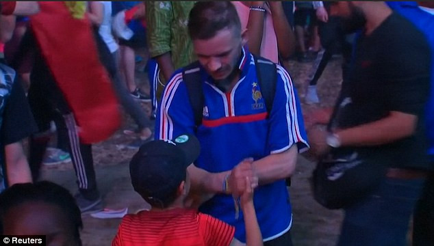 video duoc fan nhi bo an ui cdv phap lap tuc nin khoc