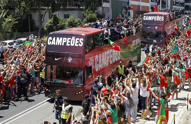 bien nguoi chao don ronaldo va dong doi tro ve bo dao nha