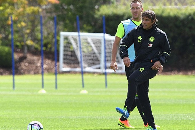 hlv conte mau lua trong buoi tap dau tien cung chelsea