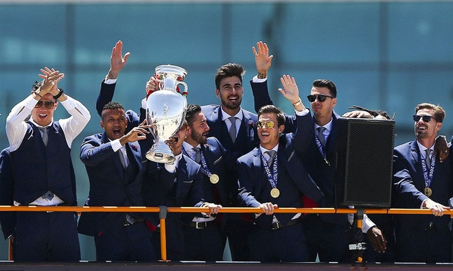 bien nguoi chao don ronaldo va dong doi tro ve bo dao nha