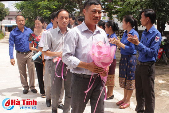 giao vien ha tinh tinh nguyen giang day tieng viet tai lao