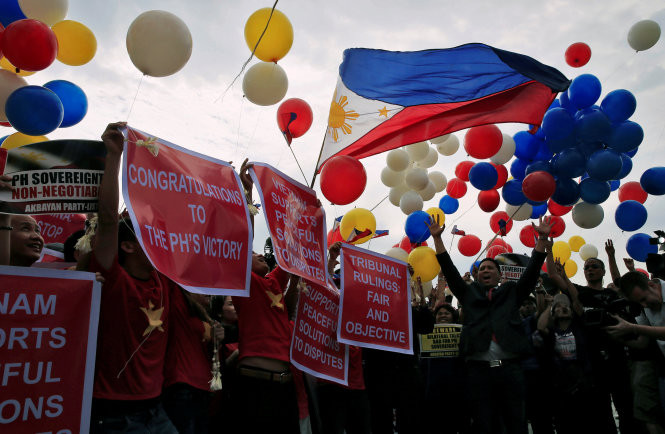Nhiều người tụ tập reo hò ở thủ đô Manila trước thềm phán quyết của Tòa trọng tài - Ảnh: Reuters toa trong tai bac yeu sach duong luoi bo cua trung quoc