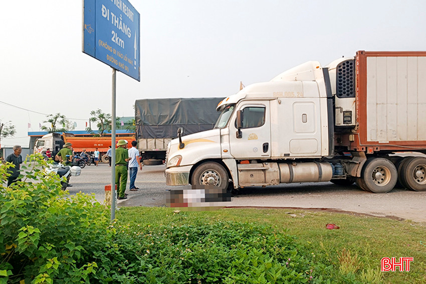 Hiện trường vụ tai nạn giao thông trên tuyến quốc lộ 15B đoạn qua thôn Tây Sơn, xã Đỉnh Bàn, huyện Thạch Hà.