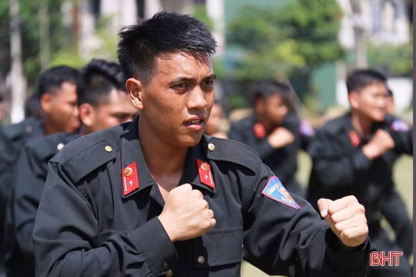 xem chien sy canh sat bieu dien mot minh quat nga nhieu doi tuong pham toi