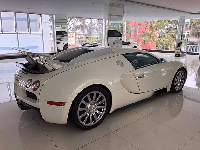 chiec bugatti veyron duy nhat tai viet nam doi mau ao san sang tim chu moi