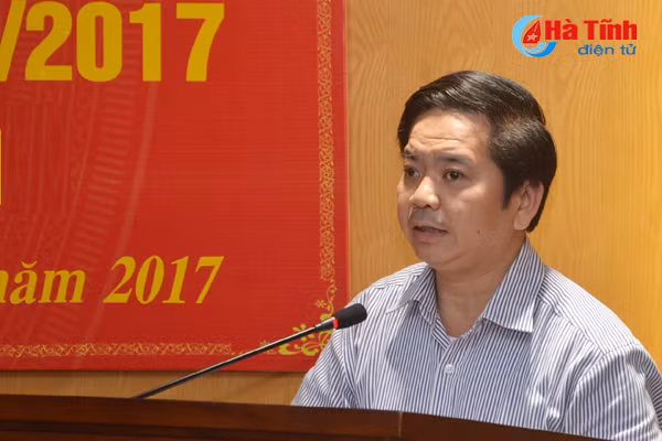 Phó Chủ tịch UBMTTQ tỉnh Bùi Nhân Sâm thông tin công tác hỗ trợ, giúp đỡ của các tổ chức, cá nhân trong và ngoài tỉnh đối với người dân Hà Tĩnh bị thiệt hại do bão số 10. chu trong tuyen truyen ket qua thuc hien nhiem vu trong tam cuoi nam
