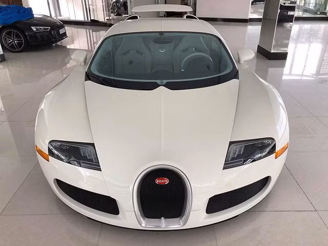 chiec bugatti veyron duy nhat tai viet nam doi mau ao san sang tim chu moi