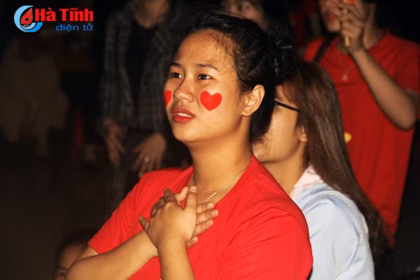 ngam nhung bong hong xinh dep co vu u23 viet nam tai tp ha tinh