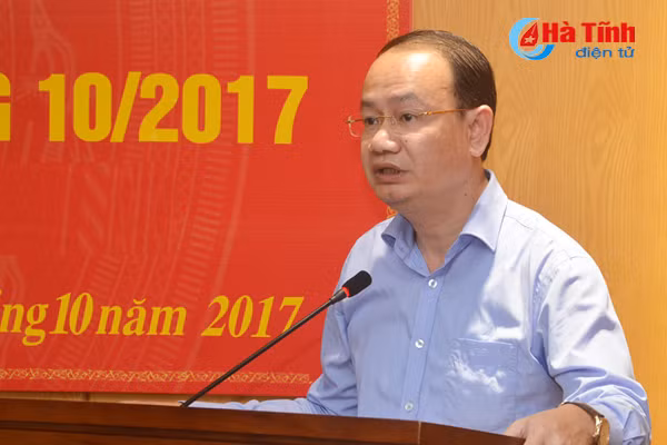 Giám đốc Sở TT&TT Phan Tấn Linh báo cáo hoạt động báo chí, tuyên truyền tháng 9 năm 2017 chu trong tuyen truyen ket qua thuc hien nhiem vu trong tam cuoi nam