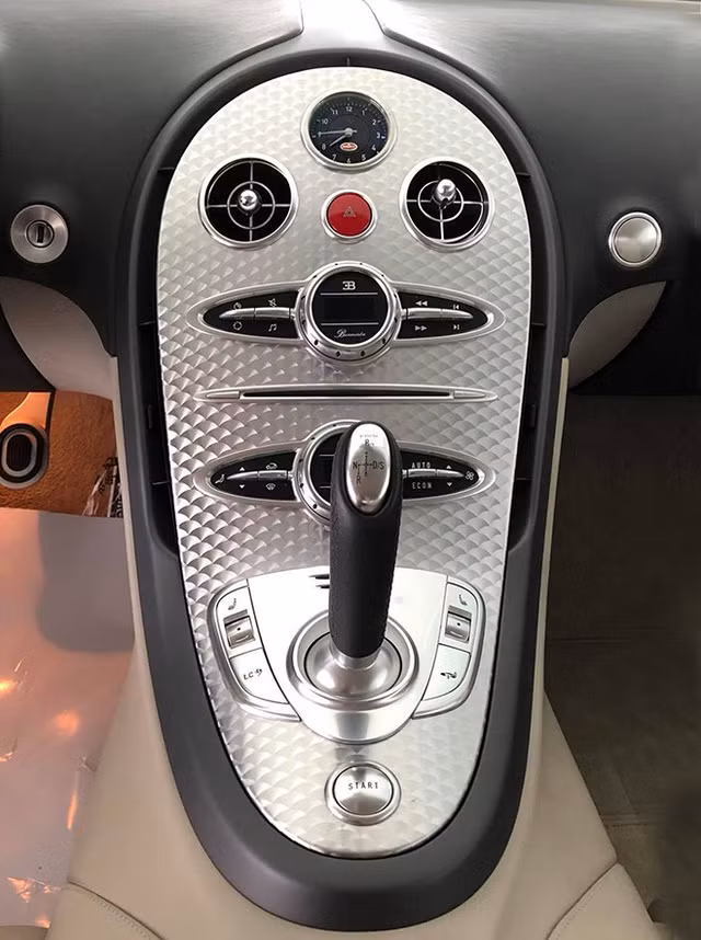 chiec bugatti veyron duy nhat tai viet nam doi mau ao san sang tim chu moi