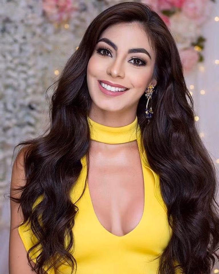 ve dep nong bong cua co gai vua dang quang hoa hau hoan vu ecuador