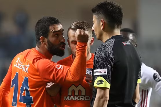arda turan cua barcelona day trong tai bi treo gio ky luc 16 tran