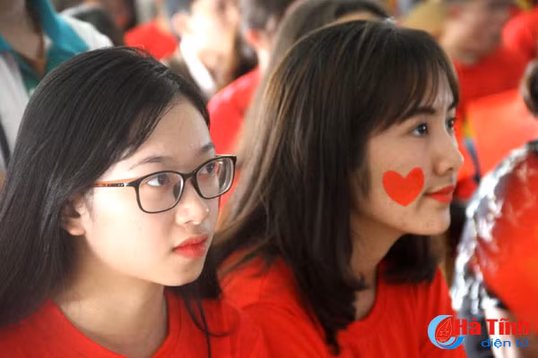 ngam nhung bong hong xinh dep co vu u23 viet nam tai tp ha tinh