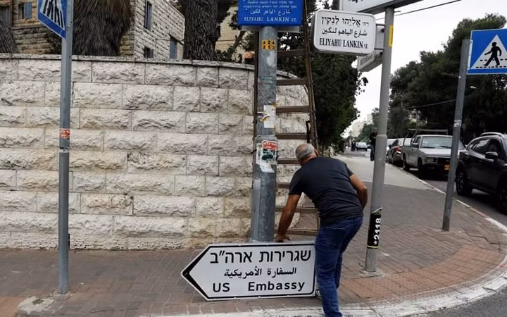 the gioi ngay qua bien chi duong dai su quan my tai israel da tro ve jerusalem