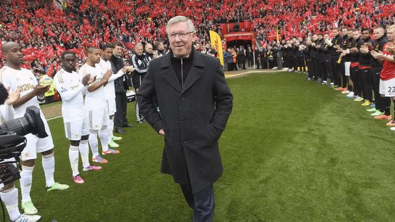 tinh day sau ca phau thuat sir alex ferguson hoi cau khien moi nguoi deu bat ngo