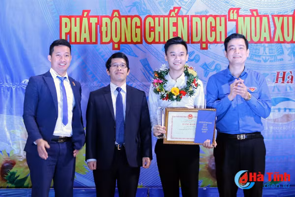 vinh danh 49 sinh vien 5 tot sao thang gieng