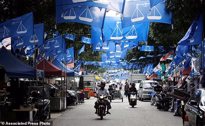 anh suc nong cua bau cu malaysia tang len tung gio