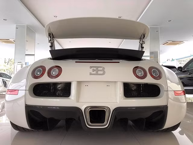 chiec bugatti veyron duy nhat tai viet nam doi mau ao san sang tim chu moi