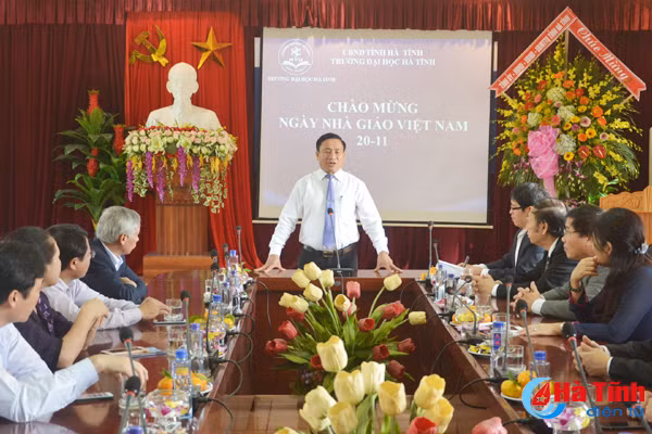 lanh dao tinh chuc mung nganh gd dt cac nha truong nhan ngay 20 11