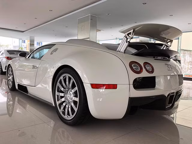 chiec bugatti veyron duy nhat tai viet nam doi mau ao san sang tim chu moi