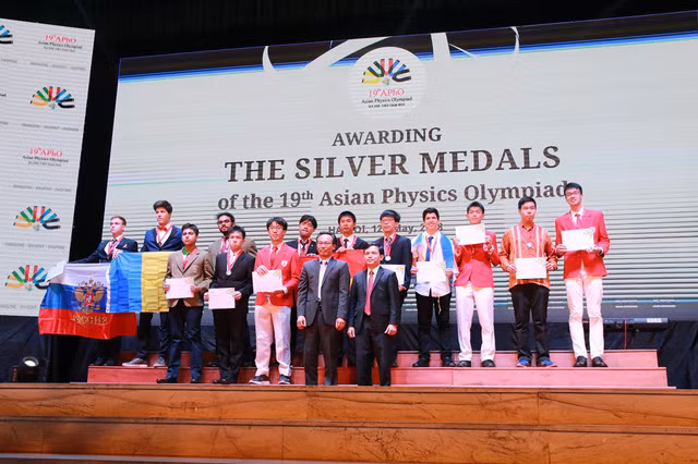 olympic vat ly chau a 2018 viet nam thang lon voi 4 hcv xep thu 3 toan doan