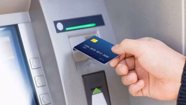 nhnn chi dao tam dung tang phi rut tien tu atm