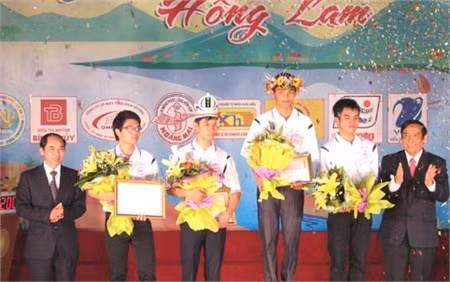 Bí thư Tỉnh uỷ Nguyễn Thanh Bình (phải) và Phó Chủ tịch UBND tỉnh Nguyễn Thiện (trái), trao giải thưởng cho các thí sinh.