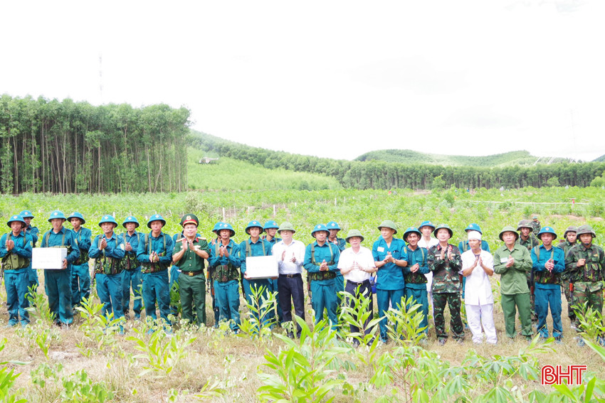 Lãnh đạo Bộ CHQS tỉnh và huyện Cẩm Xuyên tặng quà chúc mừng Trung đội cơ động xã Cẩm Mỹ hoàn thành xuất sắc nhiệm vụ diễn tập.