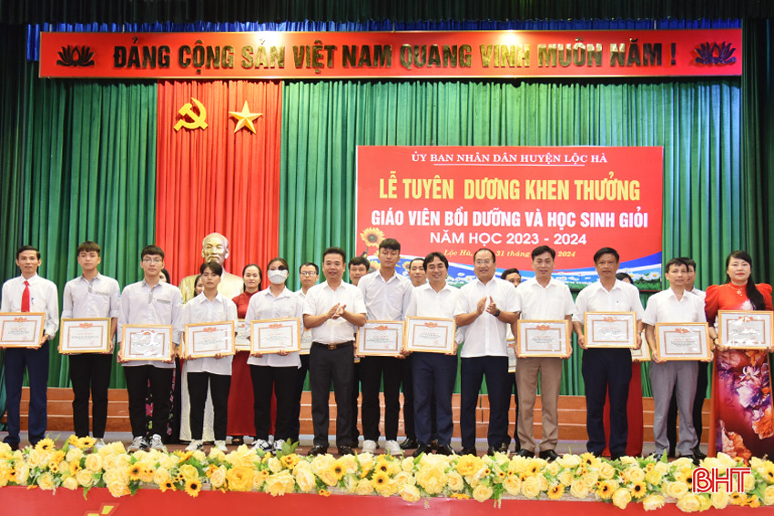 Lãnh đạo huyện Lộc Hà khen thưởng các tập thể, giáo viên, học sinh có thành tích cao.