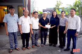 Lãnh đạo phường Thành Sen thăm hỏi gia đình nạn nhân bị đuối nước ở hồ Bảy Mẫu