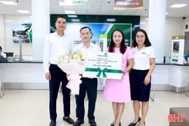 Khách hàng Hà Tĩnh trúng giải nhất chương trình khuyến mại của Vietcombank