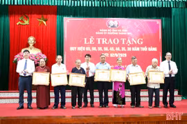 Đảng ủy phường Thành Sen trao Huy hiệu Đảng cho các đảng viên