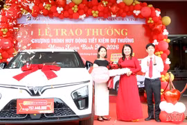Trao VinFast VF7 cho khách hàng trúng giải đặc biệt của Agribank Hà Tĩnh