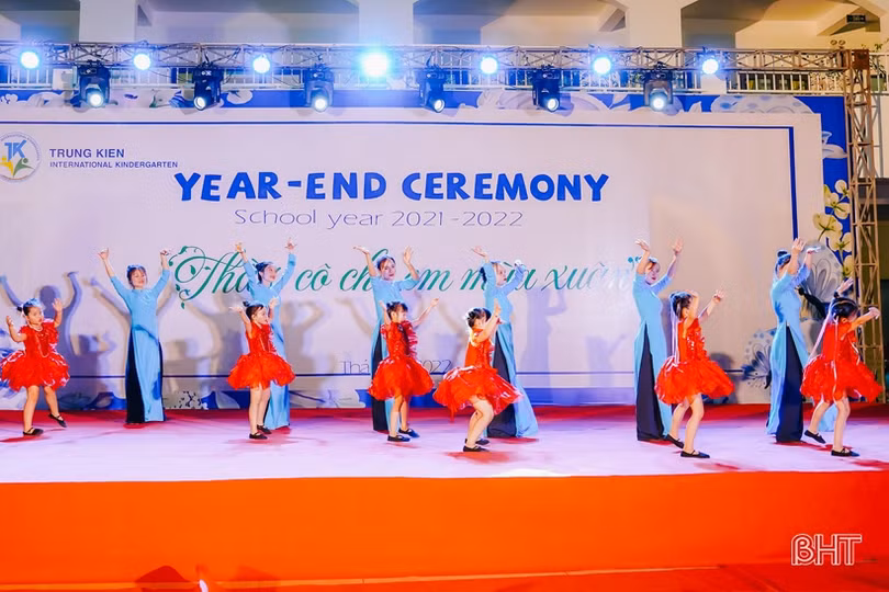 Trường Mầm non Trung Kiên trao chứng chỉ hoàn thành bậc học mầm non cho gần 100 học sinh