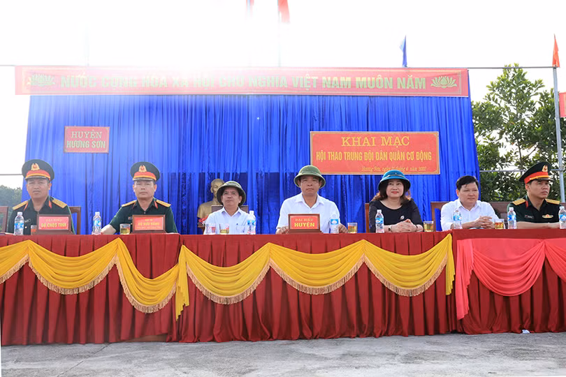 Hội thao trung đội dân quân cơ động cụm 4 ở Hương Sơn