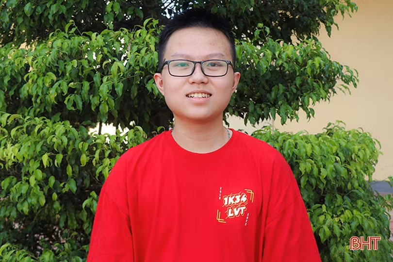 Thủ khoa đầu vào trường chuyên Hà Tĩnh và bộ sưu tập huy chương đáng nể