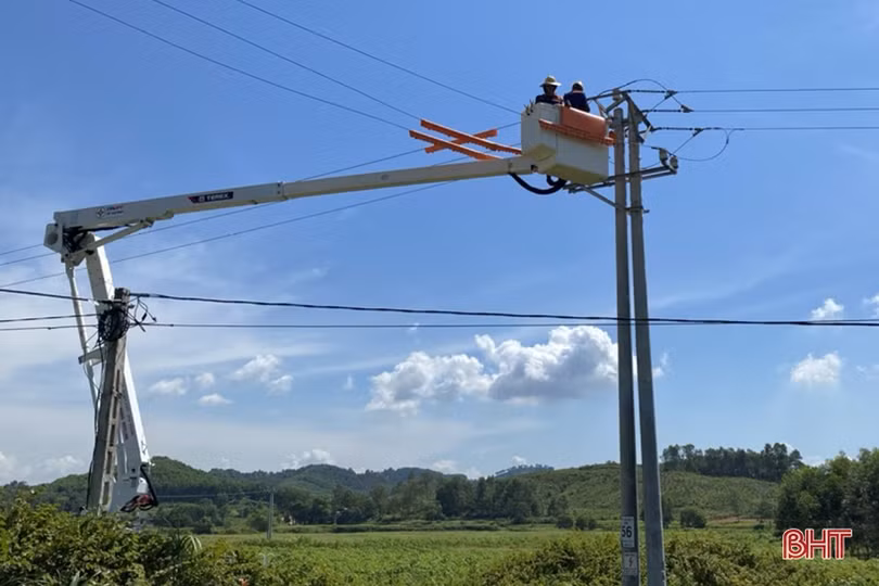 Phụ tải tăng mạnh, Điện lực Hà Tĩnh linh hoạt nguồn cấp an toàn giữa cao điểm nắng nóng