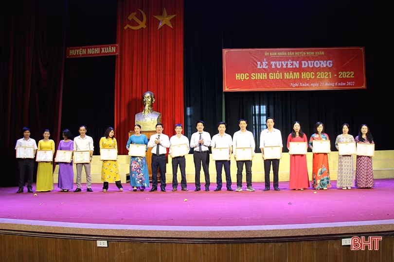 Nghi Xuân tuyên dương 191 học sinh giỏi năm học 2021 - 2022