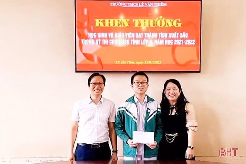 Thủ khoa đầu vào trường chuyên Hà Tĩnh và bộ sưu tập huy chương đáng nể