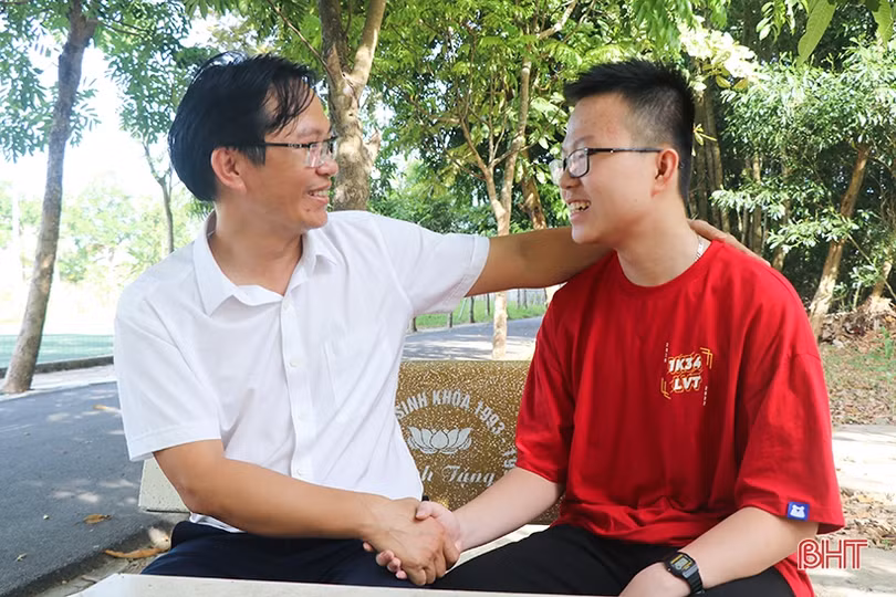 Thủ khoa đầu vào trường chuyên Hà Tĩnh và bộ sưu tập huy chương đáng nể