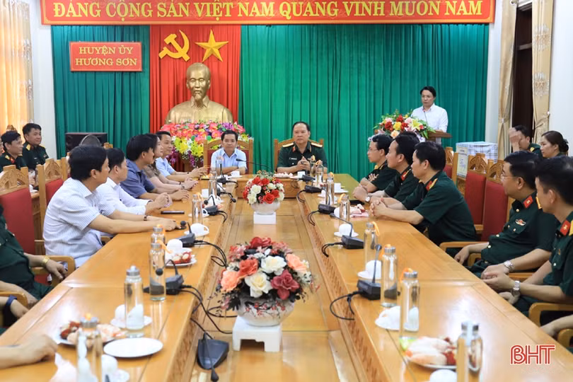 Tổng cục Công nghiệp Quốc phòng trao hỗ trợ Quỹ Đền ơn đáp nghĩa Hương Sơn
