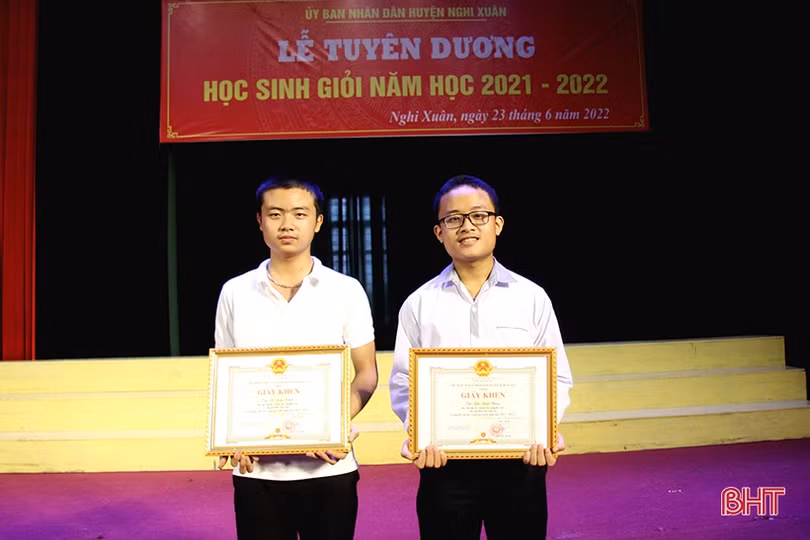 Nghi Xuân tuyên dương 191 học sinh giỏi năm học 2021 - 2022