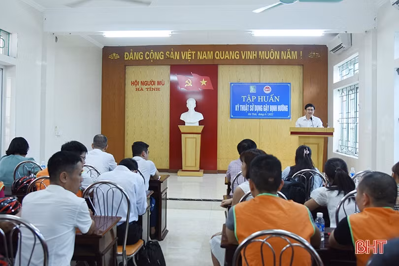 Trang bị kỹ năng sử dụng gậy định hướng cho người mù 5 tỉnh khu vực miền Trung