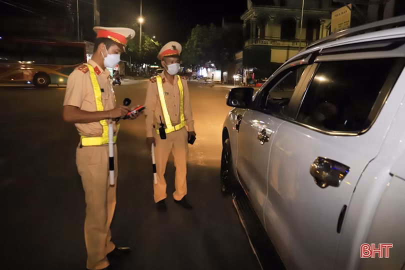 Công an Hương Sơn ra quân xử phạt vi phạm an toàn giao thông