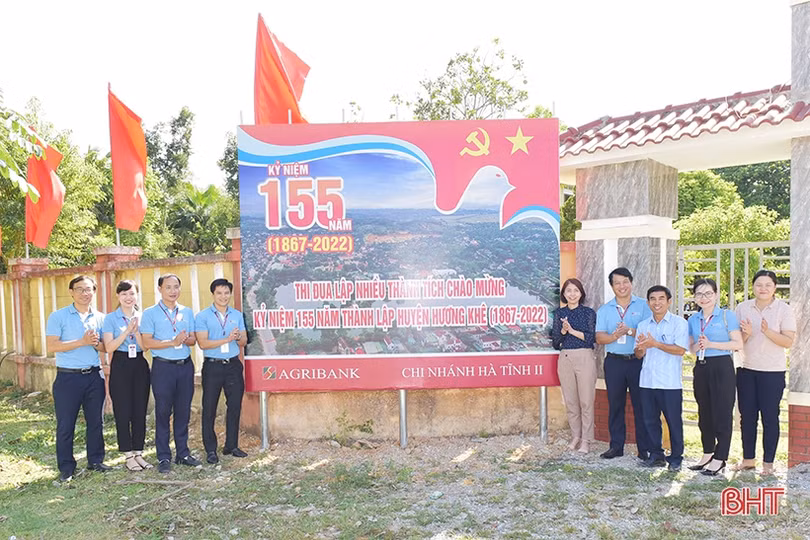 Agribank Hà Tĩnh II hỗ trợ xây nhà tình nghĩa, trao máy tính ở Hương Khê