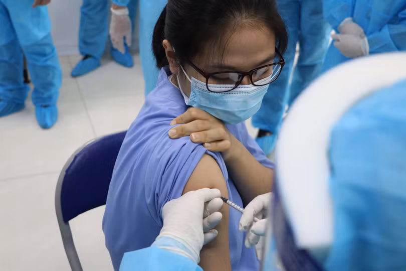 Nóng: Bộ Y tế hướng dẫn mới nhất về đối tượng tiêm, liều lượng, loại vaccine phòng COVID-19