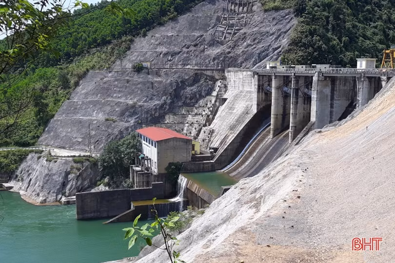 Phụ tải tăng mạnh, Điện lực Hà Tĩnh linh hoạt nguồn cấp an toàn giữa cao điểm nắng nóng