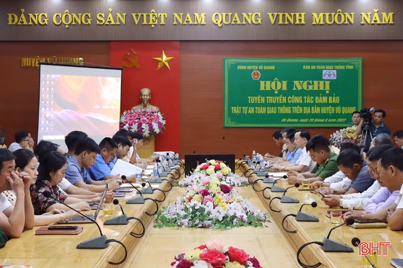 Nâng cao kiến thức pháp luật ATGT cho hơn 300 cán bộ các cấp ở Vũ Quang
