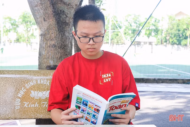 Thủ khoa đầu vào trường chuyên Hà Tĩnh và bộ sưu tập huy chương đáng nể
